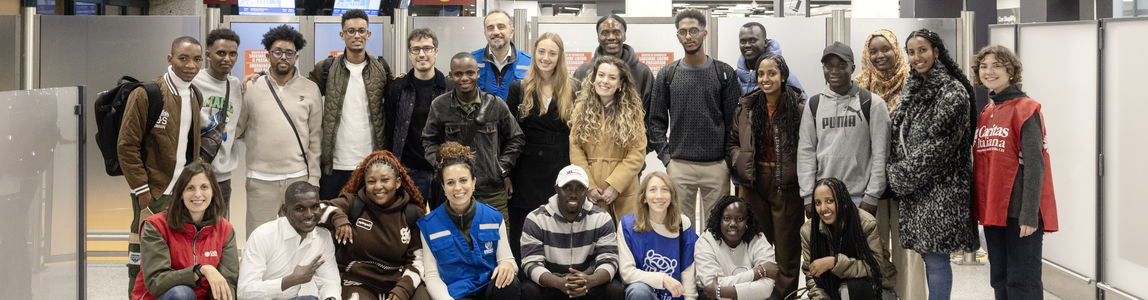 i volontari dell'UNHCR e della Caritas accolgono a Fiumicino il gruppo di studenti rifugiati 